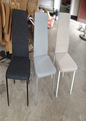 4本の鉄の足W43 * D58 *を搭載する白い色の布張の食事の椅子H46cm