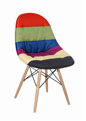 Moderデザイナーによって着色されるイームズのプラスチック椅子のエッフェル塔の形の生地の座席